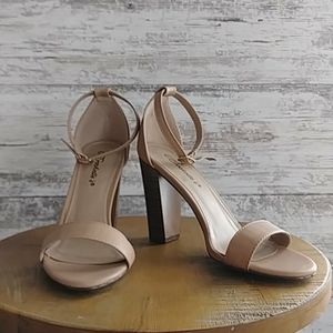 Breckelle's tan wood grain heels